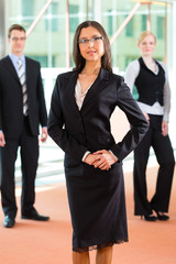 Business - eine Gruppe von Geschäftsleuten in einem Büro