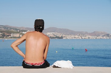 Hombre mirando el mar