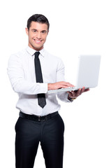 homme souriant avec ordinateur portable