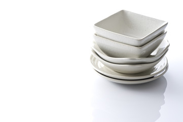 白背景に積み重ねた食器