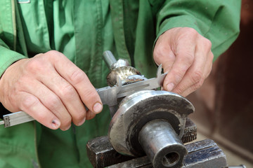 Steel helicoid shaft measuring with caliper, metalwork