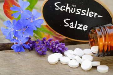 Schüsslersalze mit Tafel und Blüten