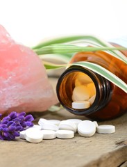 Schüsslersalze mit Kristall und Lavendel