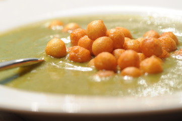 Broccolicremesuppe mit Backerbsen