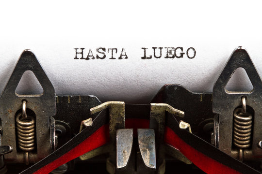 typewriter with text hasta luego