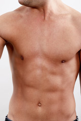 Mann mit Sixpack durch Training