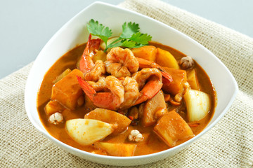 Thai concentrated curry with spicy herbs and shrimps