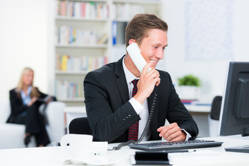 versicherungsangestellter am telefon