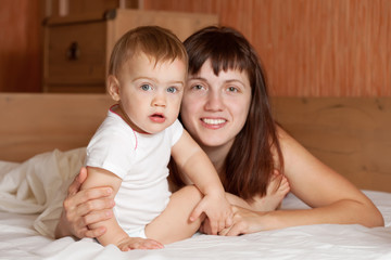 Obraz na płótnie Canvas year-old child with mother
