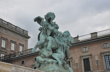Fototapeta na wymiar Aniołowie przed szwedzkim Palace w Sztokholmie, Szwecja