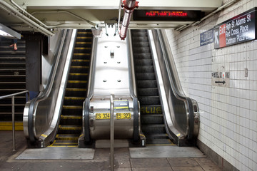 Innenansicht mit Rolltreppen der U-Bahnstation in NYC.