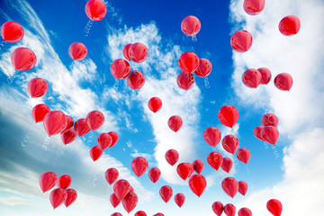 globos rojos flotando sobre el cielo azul