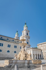 Fototapeta na wymiar Residenzbrunnen fontanna na Residenzplatz w Salzburg, Austria