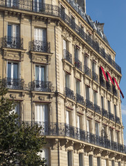 Fassade eines traditionellen Wohngeb&auml;udes in Paris, Frankreich