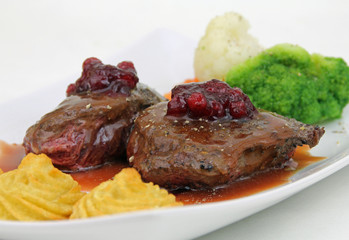 Wildfilets gebraten mit Preiselbeeren