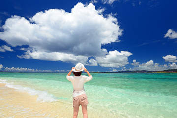 Fototapeta na wymiar 水納島のビーチで遊ぶ笑顔の女性