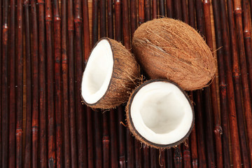 Fototapeta na wymiar kokosy na bambusowej macie zbliżenie
