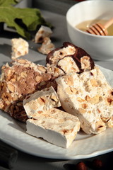 TORRONE MISTO CON CIOCCOLATO NOCCIOLE E MIELE