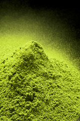 黒背景に粉末の抹茶