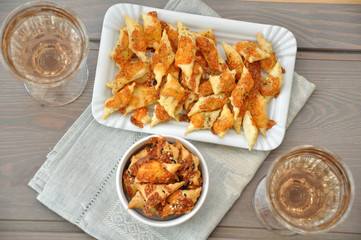 Knabbergebäck mit Wein