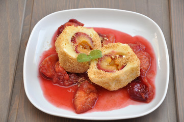 Zwetschgenknödel mit Kompott