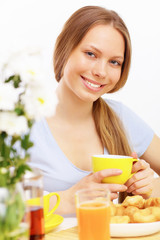 Beautiful young woman drinking tea