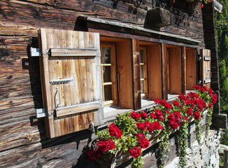 Typisches Fenster mit Blumen in den schweizer Bergen, Sommer, Wallis, Schweiz