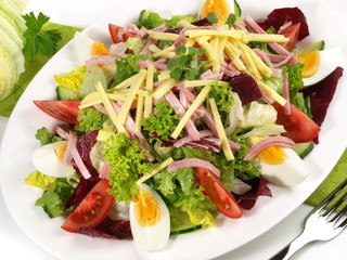 Salat mit Schinken und Käse