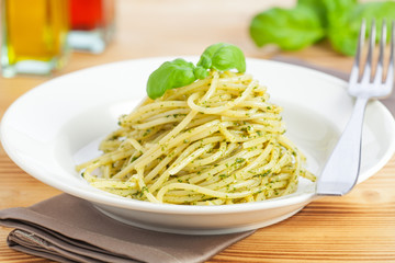 Spaghetti mit Basilikumpesto