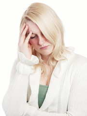 Frau krank mit Migräne Kopfschmerzen