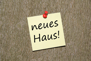 Baum mit einem gelben Zettel neues Haus