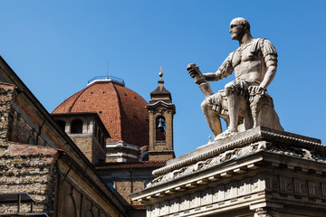 Fototapeta na wymiar Statua Giovanni delle Bande Nere na Piazza San Lorenzo przez Bac