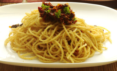 Spaghetti ai pomodori secchi e pangrattato