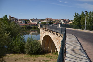 Fototapeta na wymiar Kamienny most w Zamora