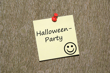 Baum mit einem Zettel Halloweenparty