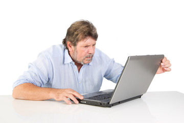 Rentner ärgert sich mit dem Computer