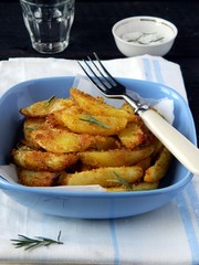 Potatoes baked with bacon and rosemary