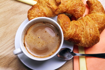 Colazione con cornetti e cappuccino