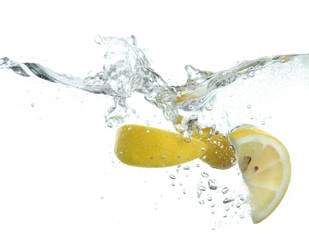 Citron coupé en tranches dans l& 39 eau d& 39 isolement sur le blanc
