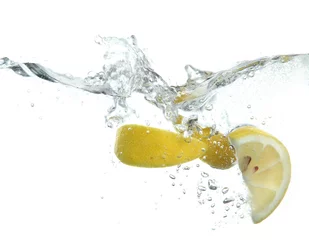 Papier Peint photo Lavable Éclaboussures deau Citron coupé en tranches dans l& 39 eau d& 39 isolement sur le blanc