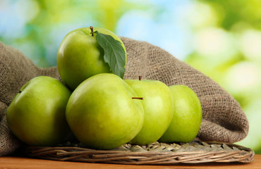 Ripe green apples with leaves