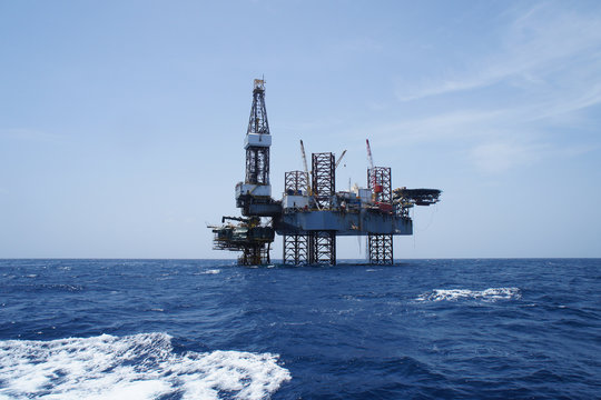 Offshore Jack Up Oil Drilling Rig and The Production Platform