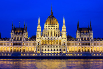 Fototapeta na wymiar Parlament w Budapeszcie Wieczór