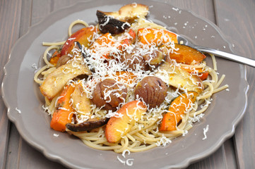 Spaghetti mit Kürbis, Maroni und Pilzen