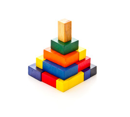 Obraz premium colorful puzzle arranging in pyramid shape on white background