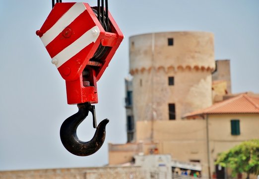 argano di gru con torre sullo sfondo