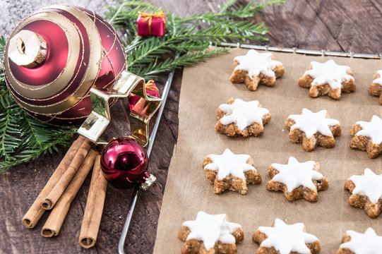 Cinnamon-flavoured star-shaped biscuits