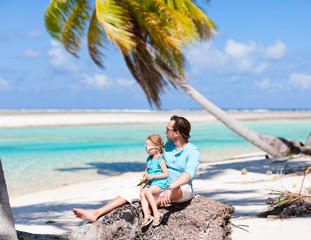 Obraz premium Father and daughter on a beach vacation