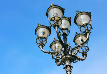Fototapeta na wymiar Zabytkowa latarnia, światło Allee, Baden-Baden