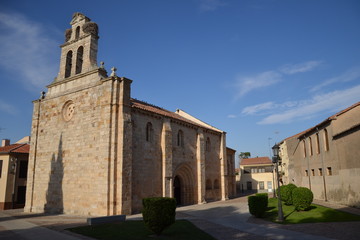 Fototapeta na wymiar Iglesia de San Isidoro en Zamora